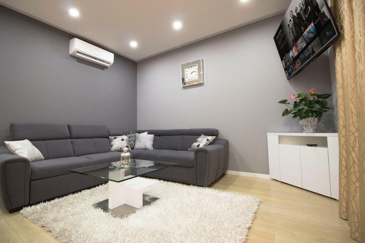 Apartment Deluxe NaNa Makarska Buitenkant foto
